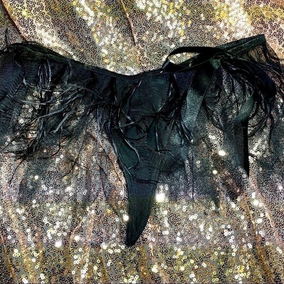 Black Toole and Feather V-String Size 6 - Picture 1 of 3